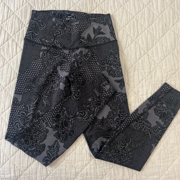 NIKE DRI FIT TATTOO FLORAL LEGGINGS GREY FLOWERS - Picture 1 of 3